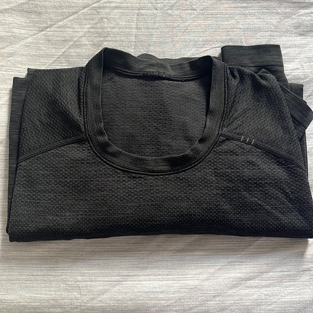 LULULEMON LIKE NEW LONG SLEEVE METAL VENT T-SHIRT SIZE LARGE